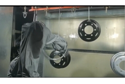 Is the auto parts apply manual spray better that automatic spray？